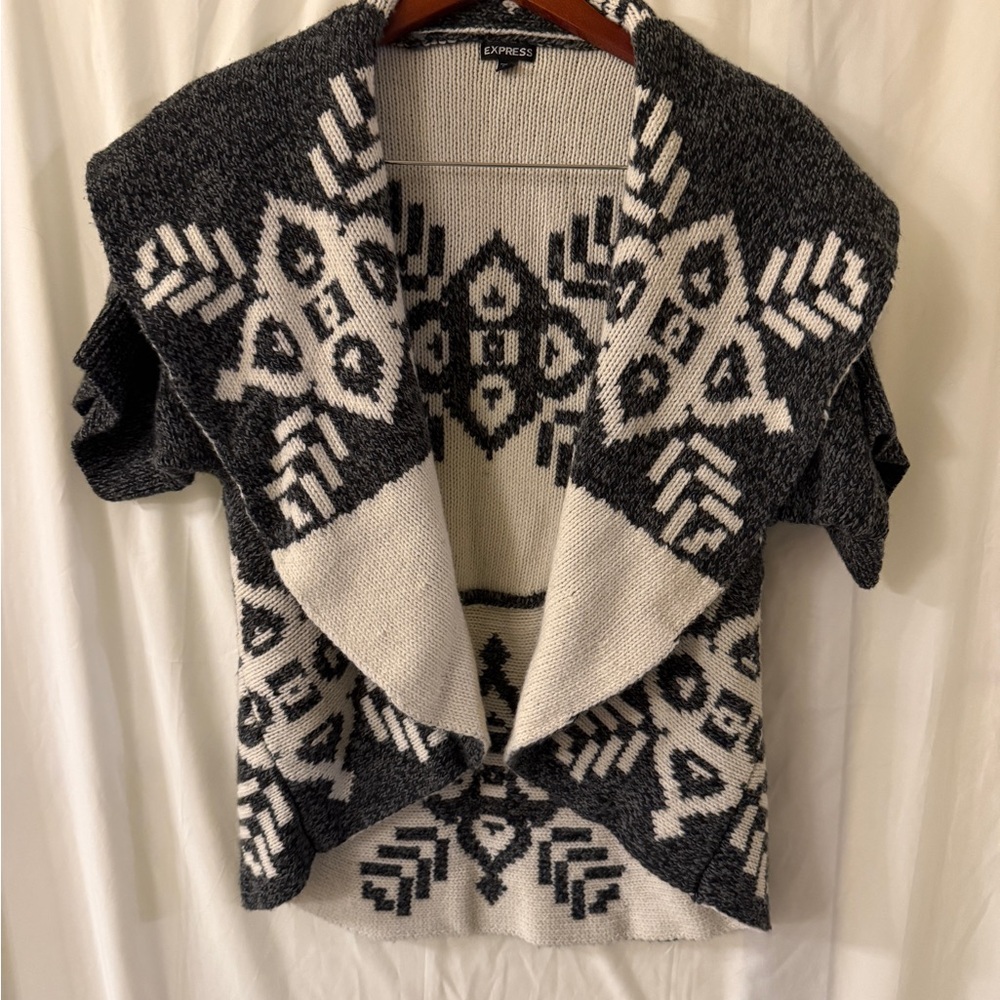 Express Women's Black and White Patterned Short Sleeve Cardigan